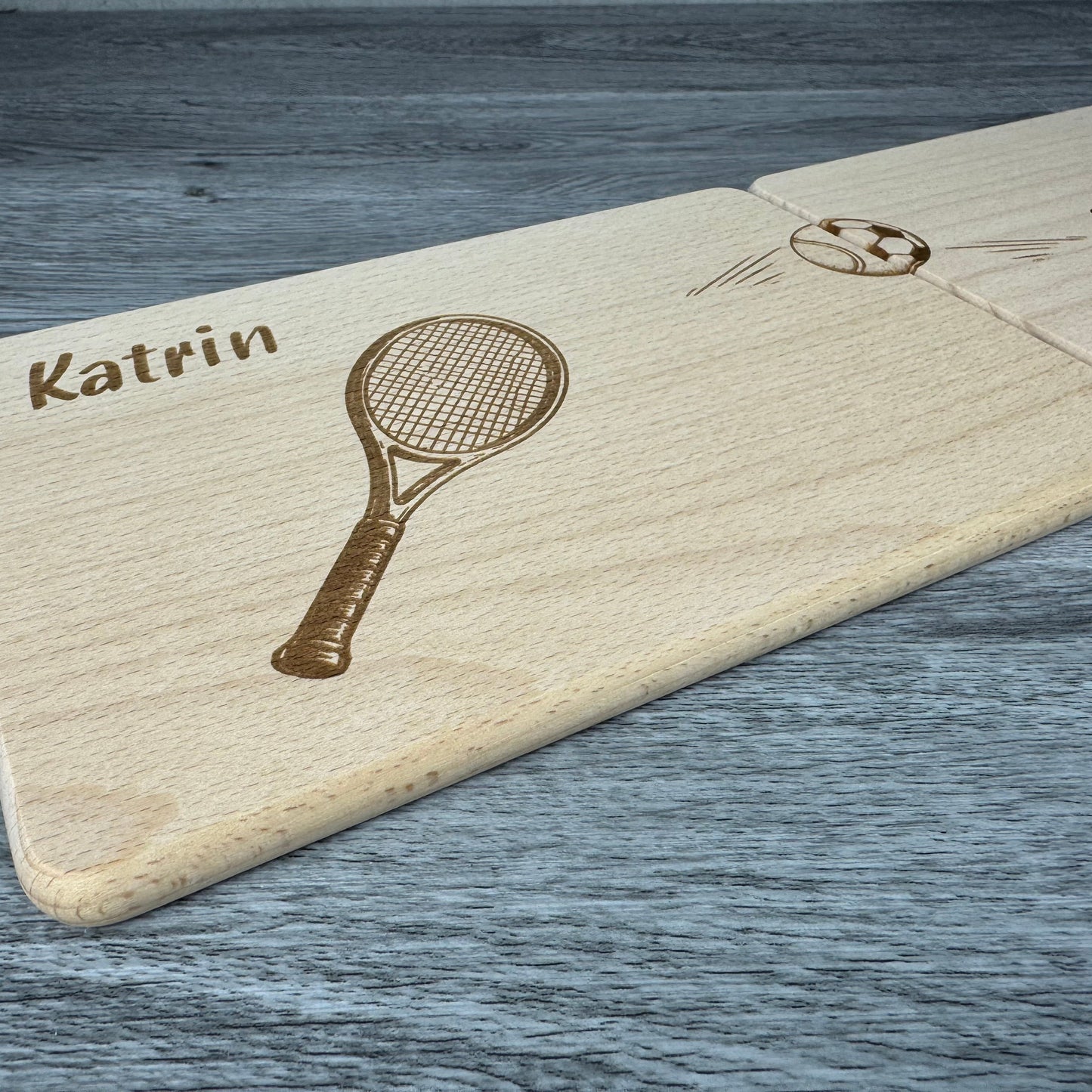 Detailansicht Seite - Partnerbrettchen Tennis Fußball - Geschenkidee für Paare Fußballfans Tennisfans, unterschiedliche Hobbys, ein Geschenk