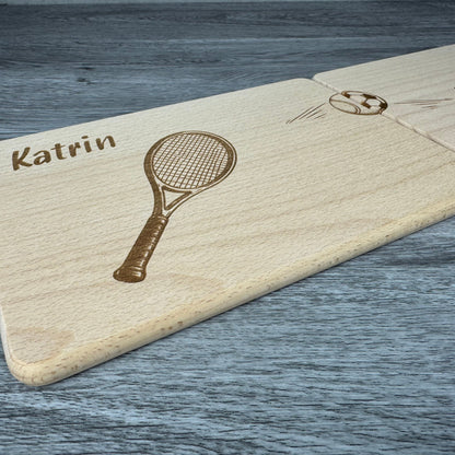 Detailansicht Seite - Partnerbrettchen Tennis Fußball - Geschenkidee für Paare Fußballfans Tennisfans, unterschiedliche Hobbys, ein Geschenk