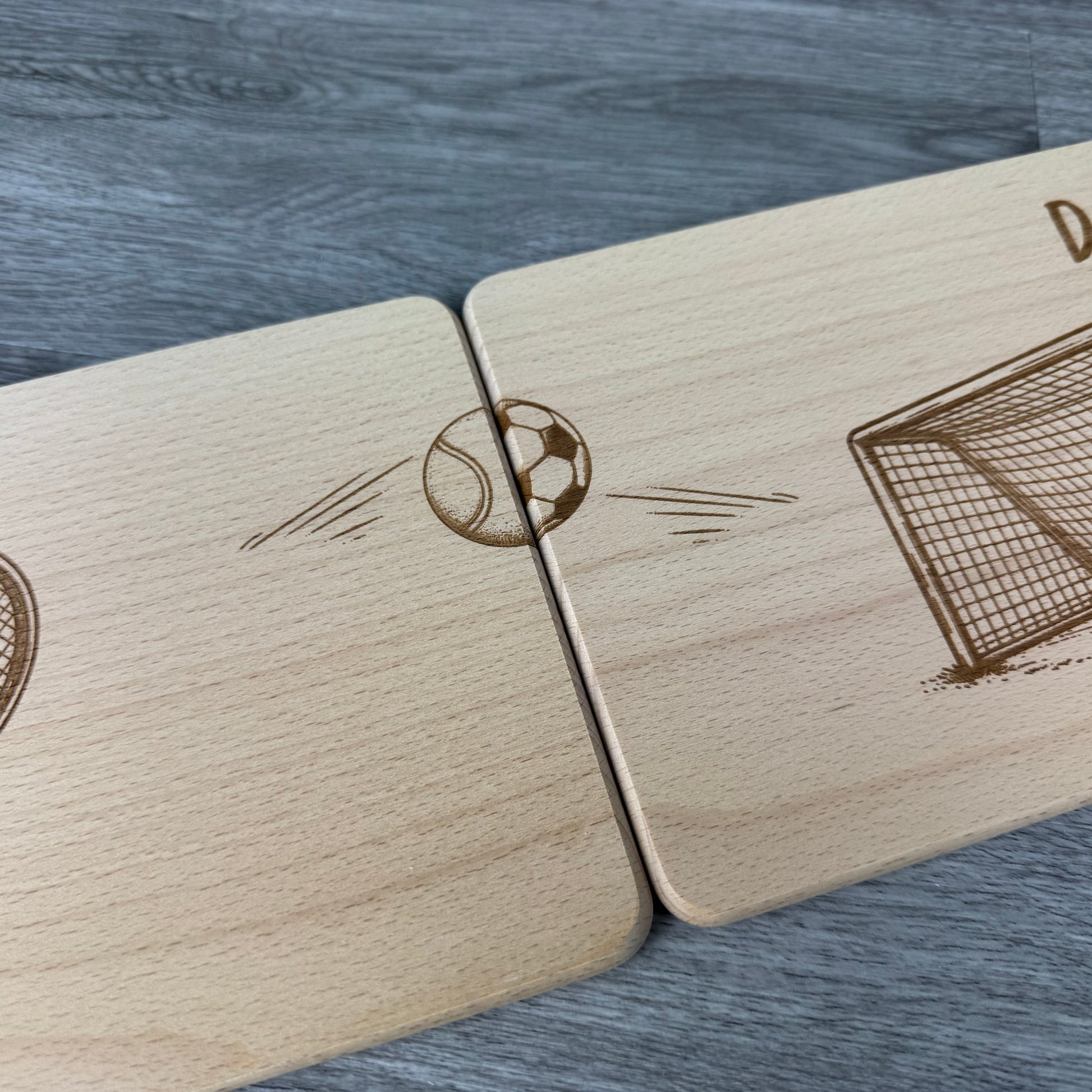 Detailansicht Mitte - Partnerbrettchen Tennis und Fußball – eine tolle Geschenkidee für Paare, bei denen einer Fußballfan und der andere Tennisfan ist. Perfekt für unterschiedliche Hobbys und ein originelles Präsent.