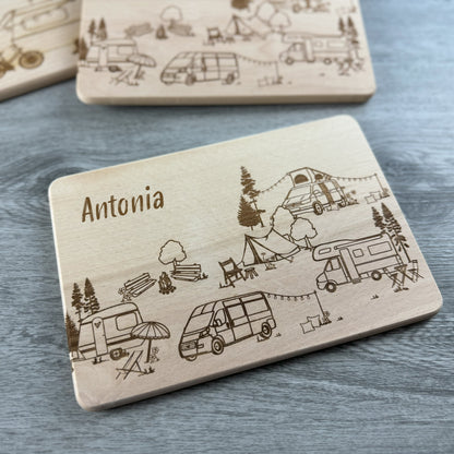 Brettchen Camper Wimmelbild - Campingplatz, mit Name personalisiert - Van, Wohnwagen, Wohnmobil, Zelt, Dachzelt - Deisterwerke