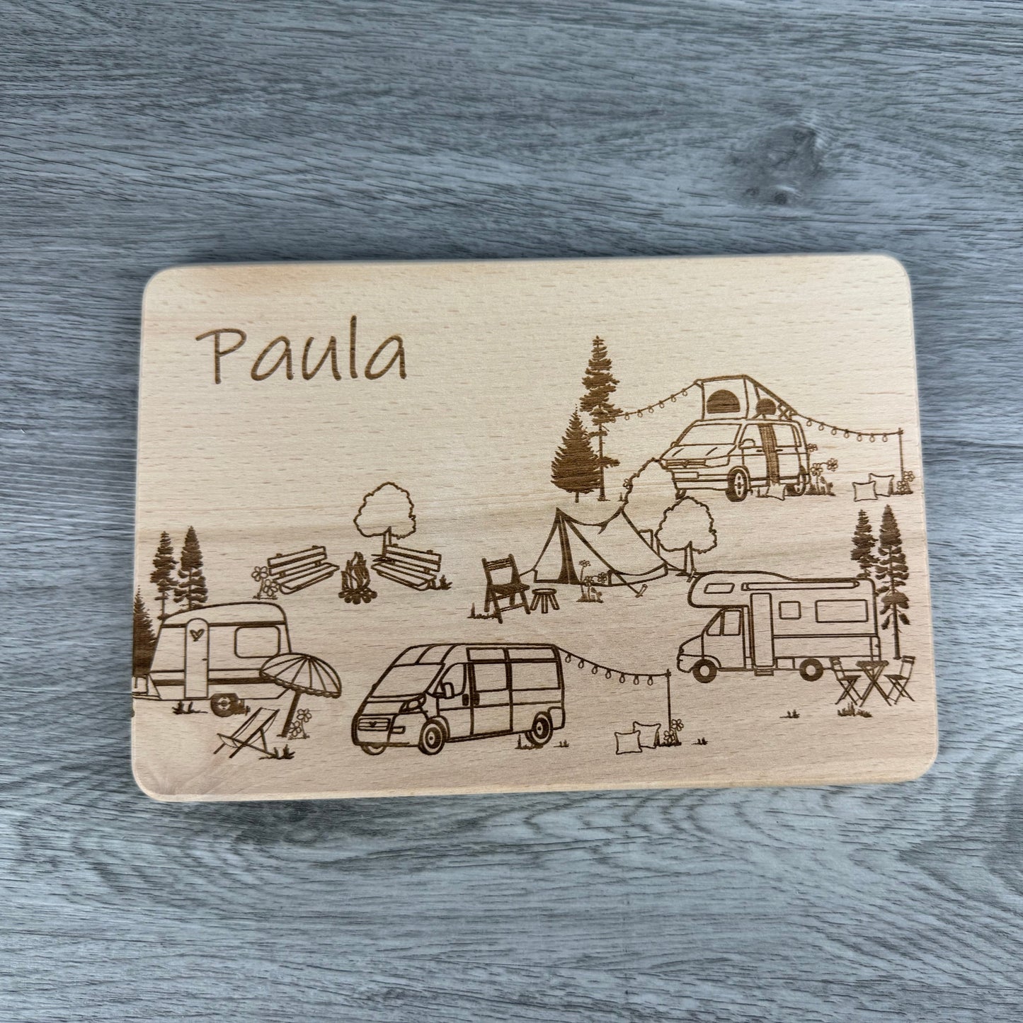 Komplettansicht - Personalisiertes Wimmelbild-Brettchen für Kinder mit Namen, Frühstücksbrettchen für Campingplatz, ideales Geschenk für Campingbegeisterte.