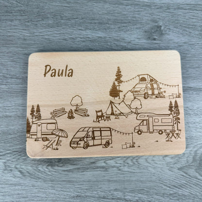 Brettchen Camper Wimmelbild - Campingplatz, mit Name personalisiert - Van, Wohnwagen, Wohnmobil, Zelt, Dachzelt - Deisterwerke