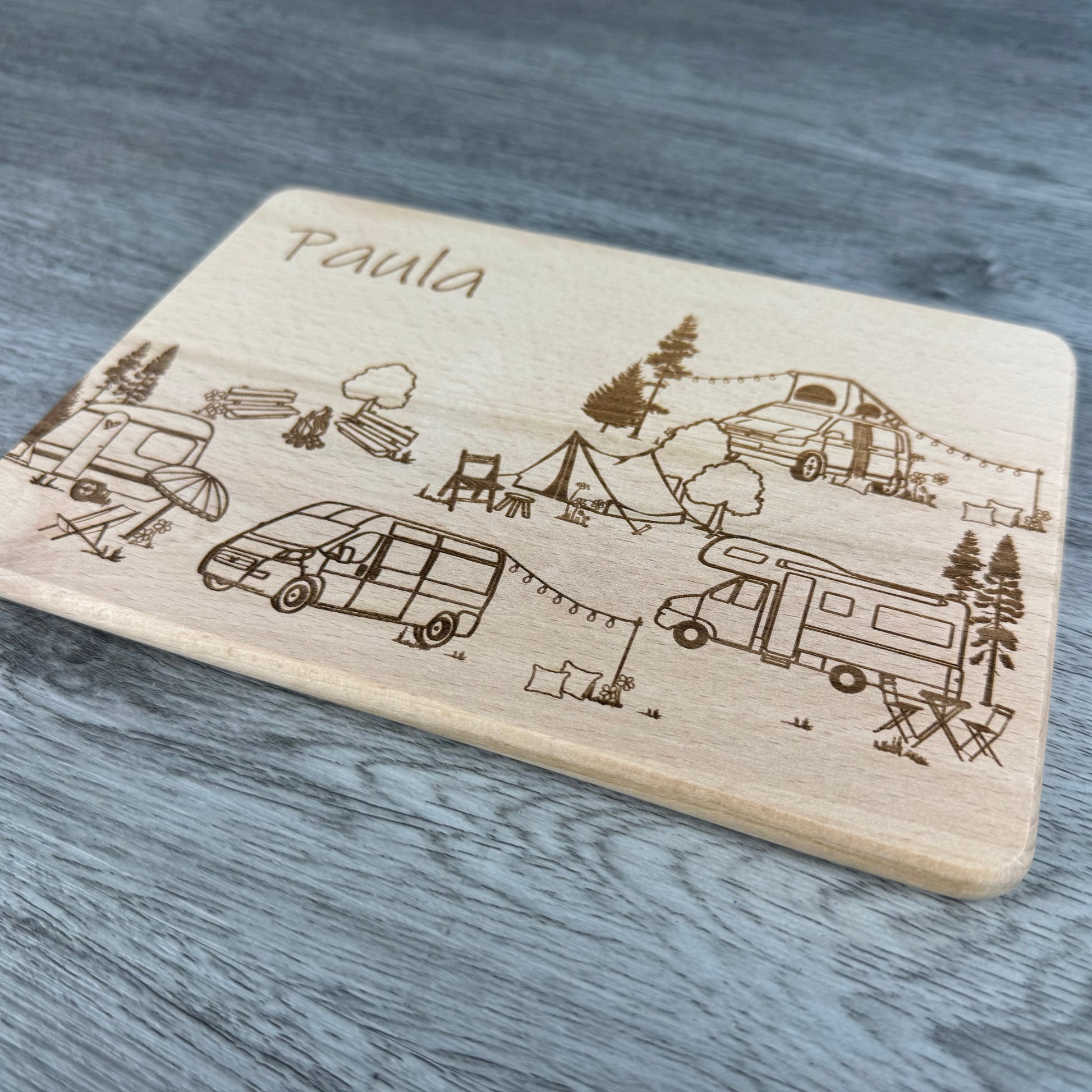 Brettchen Campingplatz Wimmelbild für Kinder mit Name personalisiert, Frühstücksbrettchen für Camper, Geschenkidee für Campingfans