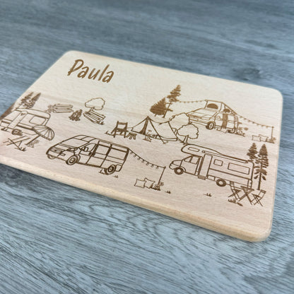 Brettchen Camper Wimmelbild - Campingplatz, mit Name personalisiert - Van, Wohnwagen, Wohnmobil, Zelt, Dachzelt - Deisterwerke