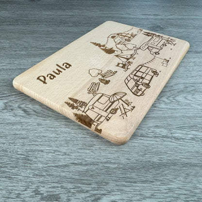 Brettchen Camper Wimmelbild - Campingplatz, mit Name personalisiert - Van, Wohnwagen, Wohnmobil, Zelt, Dachzelt - Deisterwerke