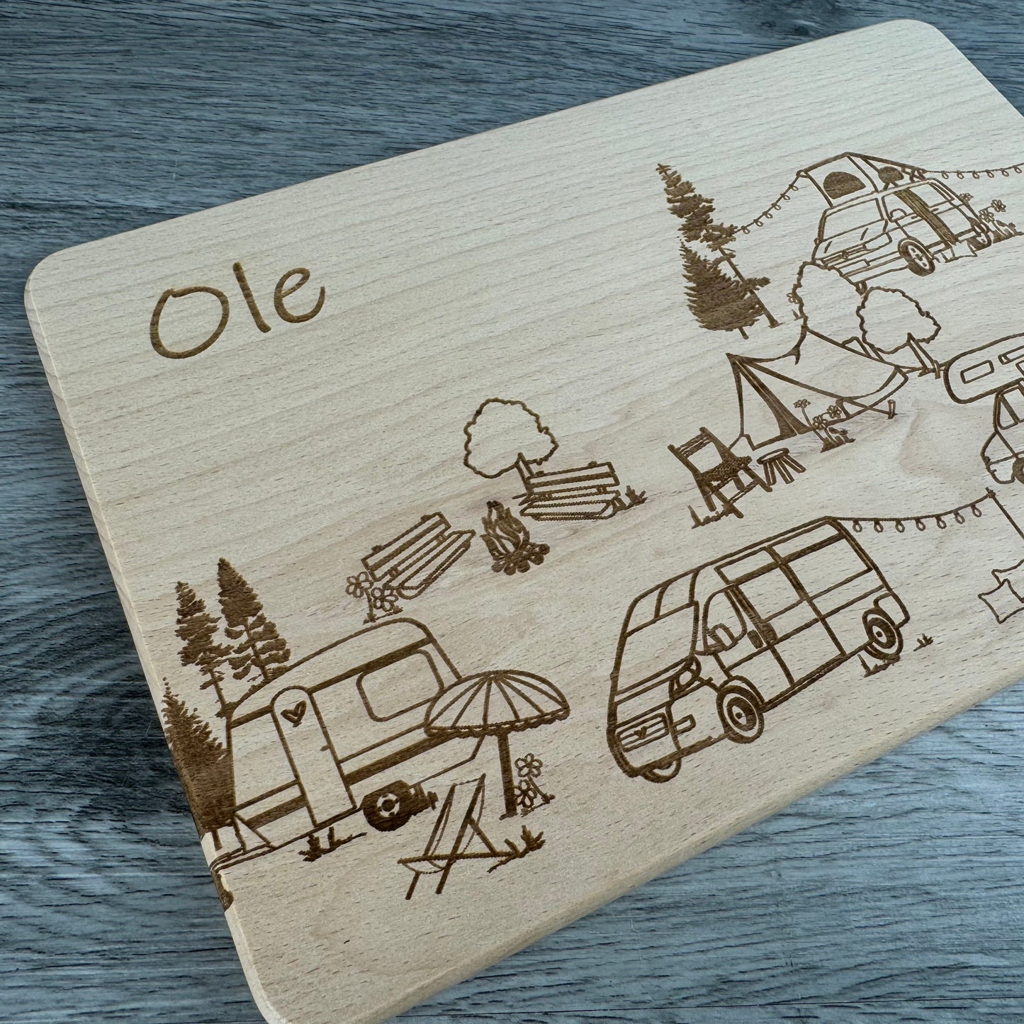 Detailansicht - Personalisiertes Wimmelbild-Brettchen für Kinder, Frühstücksbrettchen für Campingbegeisterte mit Namen, ideales Geschenk für Campingfans.