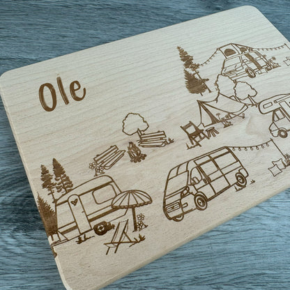 Brettchen Camper Wimmelbild - Campingplatz, mit Name personalisiert - Van, Wohnwagen, Wohnmobil, Zelt, Dachzelt - Deisterwerke