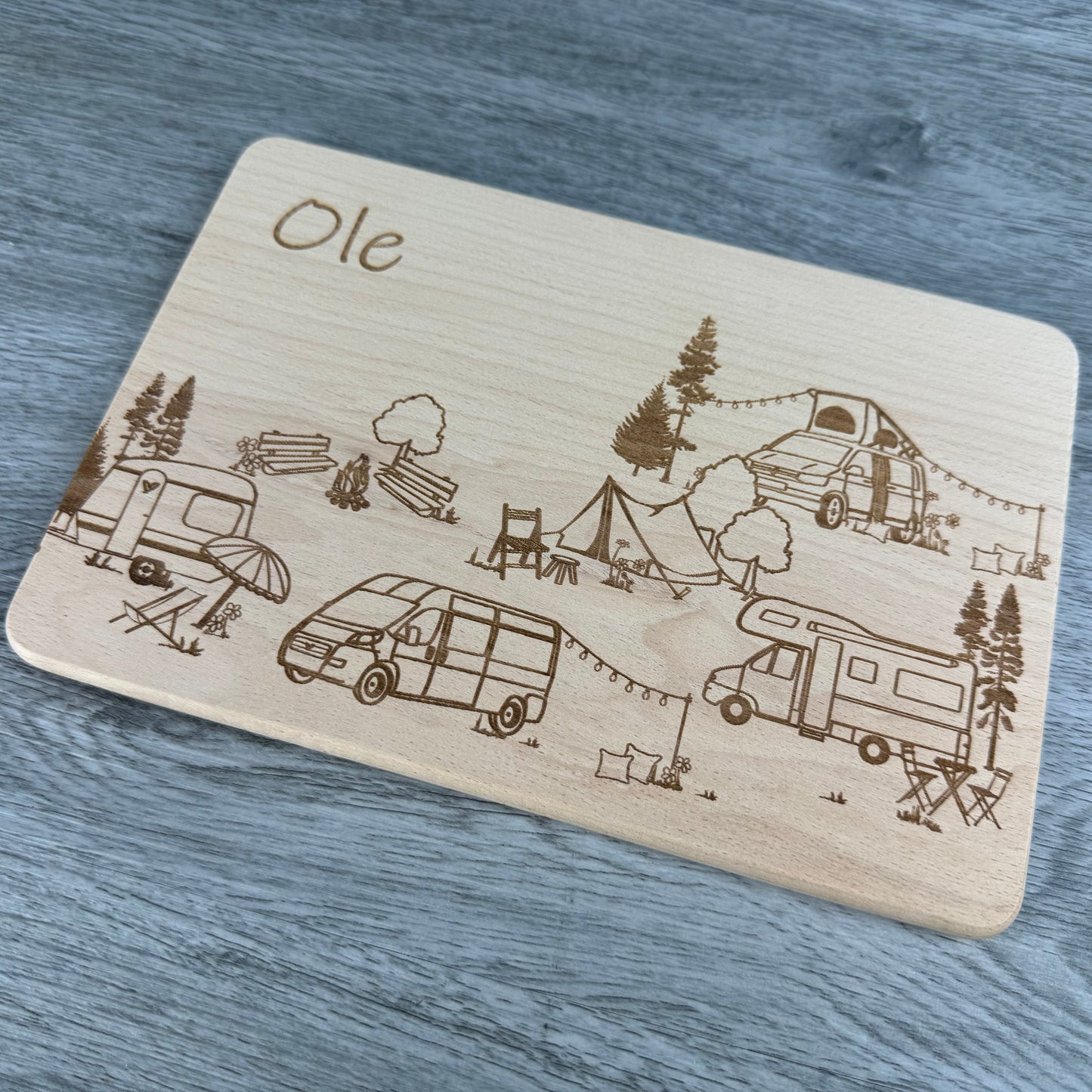 Schrägansicht - Brettchen Campingplatz Wimmelbild für Kinder mit Name personalisiert, Frühstücksbrettchen für Camper, Geschenkidee für Campingfans