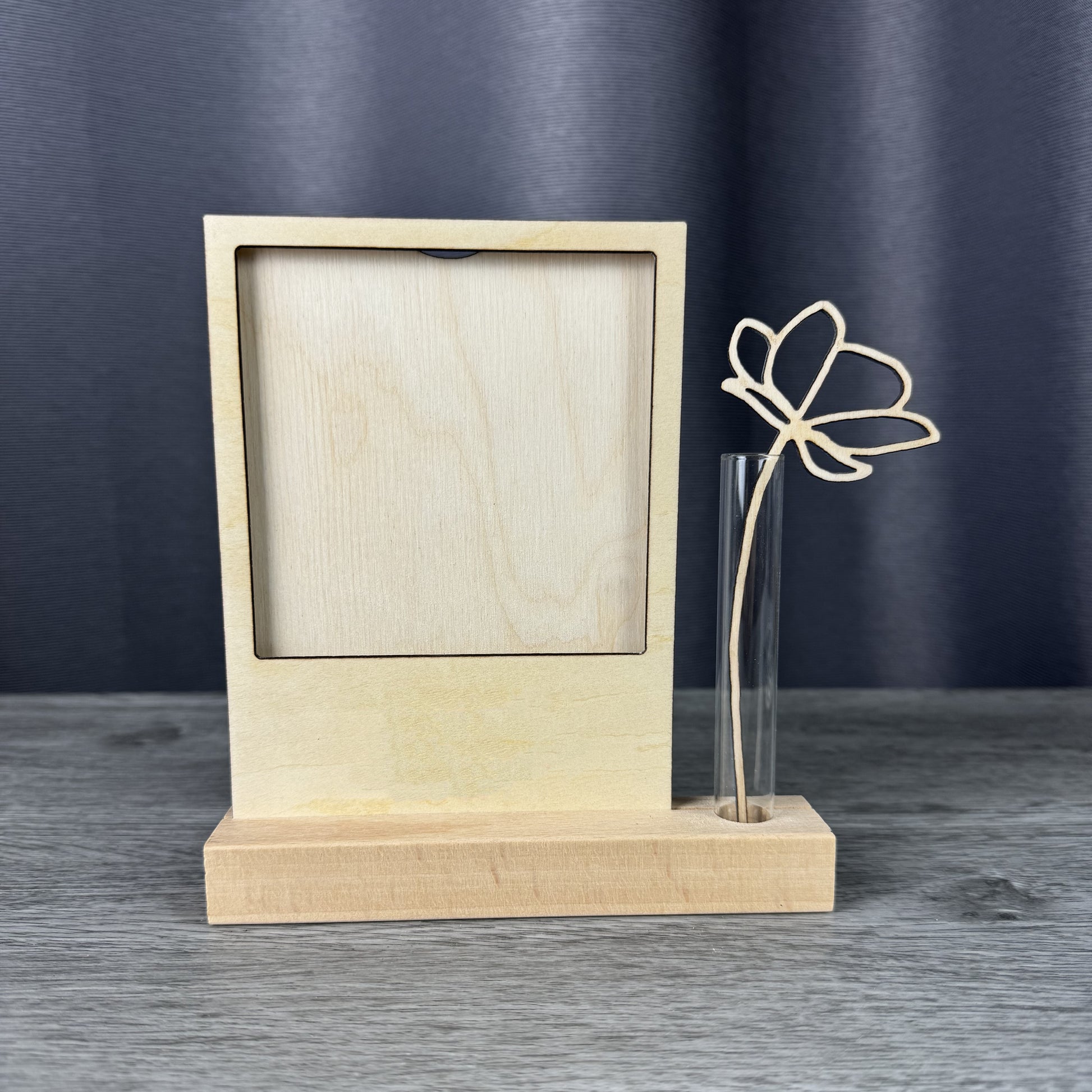 Frontansicht Kartenhalter, Bilderrahmen, Fotohalter mit Vase auf Holzsockel inklusive kleiner Holzblume, alles verpackt in einem Geschenkkarton