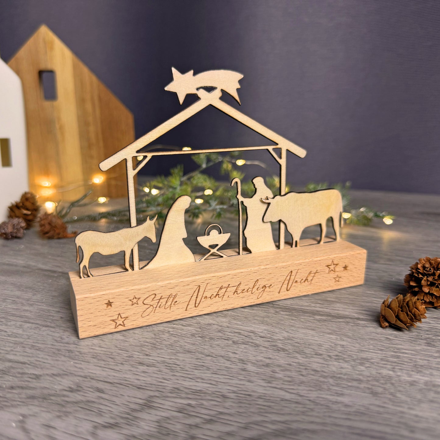 Krippe to go, kleine Weihnachtskrippe filigran schlicht aus Holz, Silhouetten auf Holzsockel, inklusive Geschenkverpackung, schöne Geschenkidee zur Weihnachtszeit, Mitbringsel Altenheim, Pflegeheim