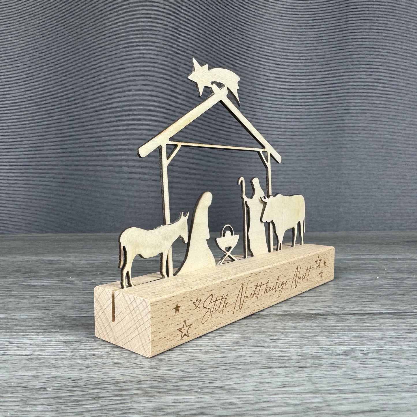 Schrägansicht, Mini Krippe, Weihnachtskrippe Maria, Josef und Jesuskind als Silhouetten filigran schlicht modern aus Holz, inklusive Geschenkverpackung, schöne Geschenkidee zur Weihnachtszeit, Mitbringsel Altenheim, Pflegeheim