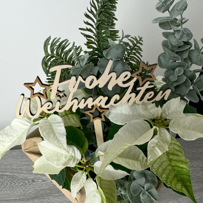 Detailansicht Holzschriftzug "Frohe Weihnachten" - Blumenstecker geeignet für Blumensträuße, Blumentöpfe, Topfpflanzen und als weihnachtliche Dekoration. 