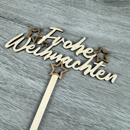 Detailansicht Blumenstecker - Holzschriftzug "Frohe Weihnachten" - ideal als Blumenstecker für Blumensträuße, Blumentöpfe, Topfpflanzen und als weihnachtliche Dekoration.