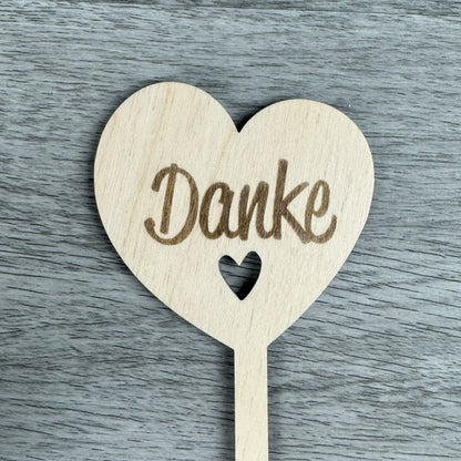 Detailansicht ohne Blumen - Blumenstecker in Herzform aus Holz mit der Aufschrift Danke - eingraviert - Gravur auf Holz - Stecker für Blumenstrauß, Blumengesteck, Topfblume