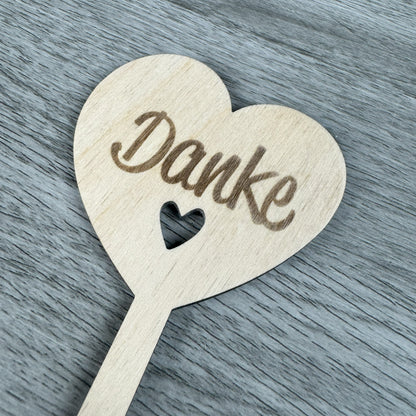 Detailansicht Herz - Holz-Blumenstecker in Herzform mit der Gravur "Danke" – ein Stecker für Blumensträuße, Gestecke oder Topfpflanzen.