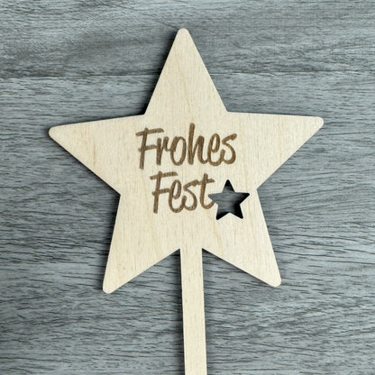 Detailansicht: Blumenstecker in Sternform mit der Gravur "Frohes Fest".