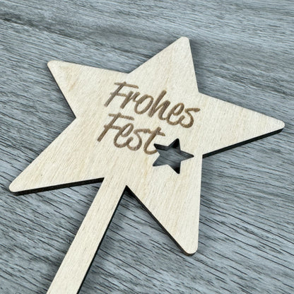 Detailansicht - Blumenstecker in Sternenform mit Aufschrift "Frohes Fest" graviert
