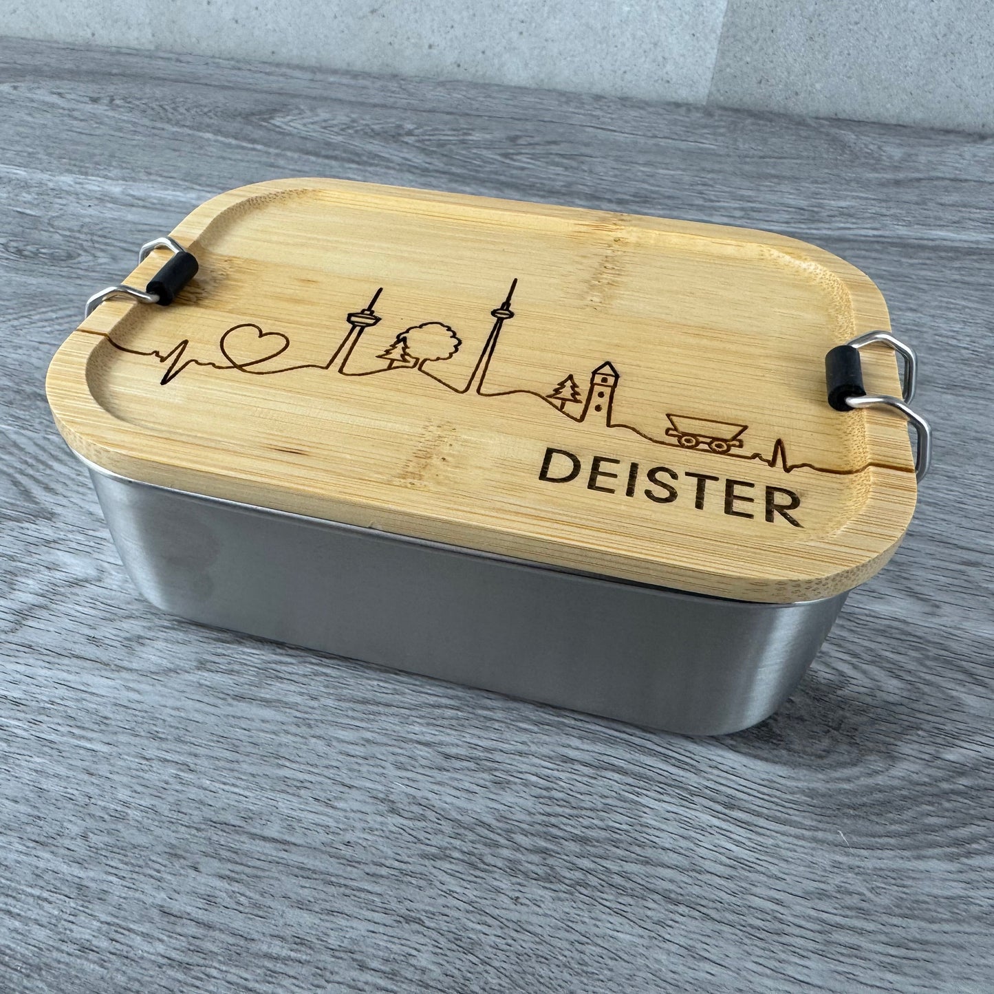 Edelstahl-Brotdose mit Bambusdeckel, verziert mit dem Motiv Deister Skyline Herzschlag – perfekt für Ausflüge und Wanderungen in der Region Hannover, Niedersachsen.