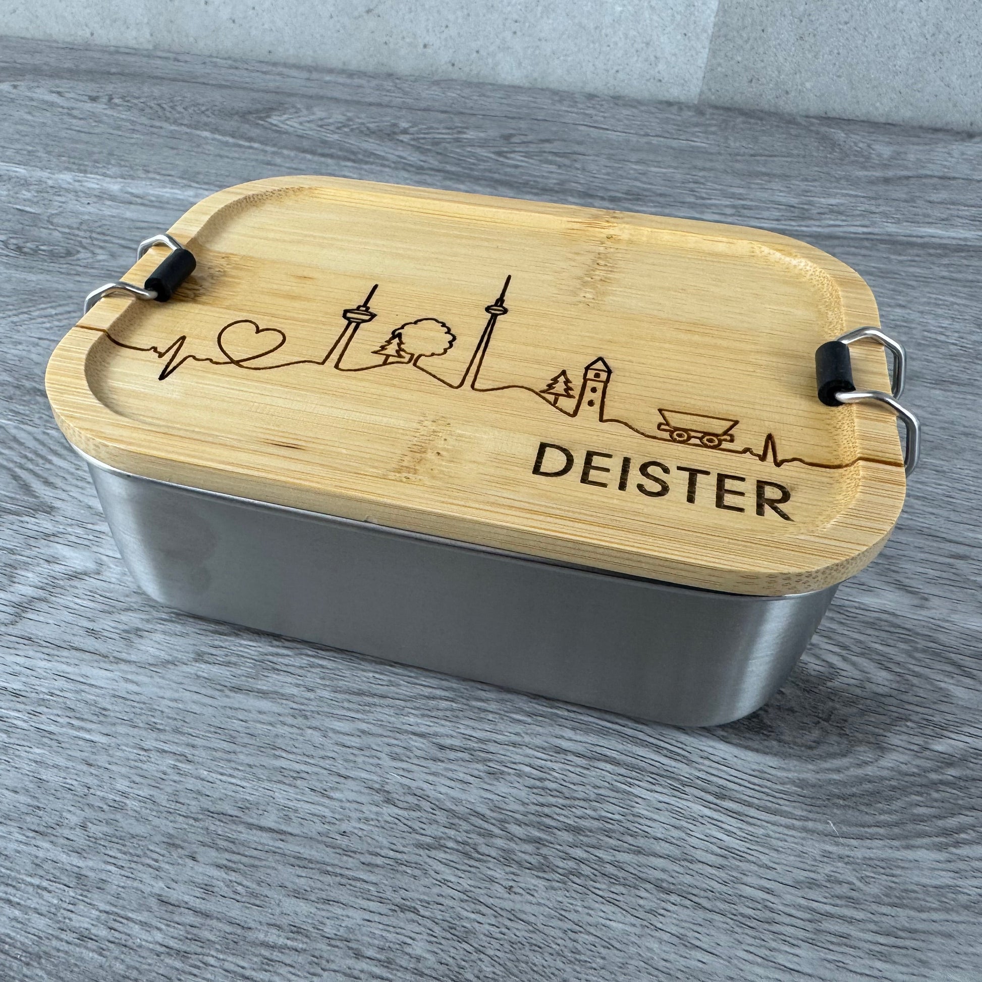 Edelstahl-Brotdose mit Bambusdeckel, verziert mit dem Motiv Deister Skyline Herzschlag – perfekt für Ausflüge und Wanderungen in der Region Hannover, Niedersachsen.