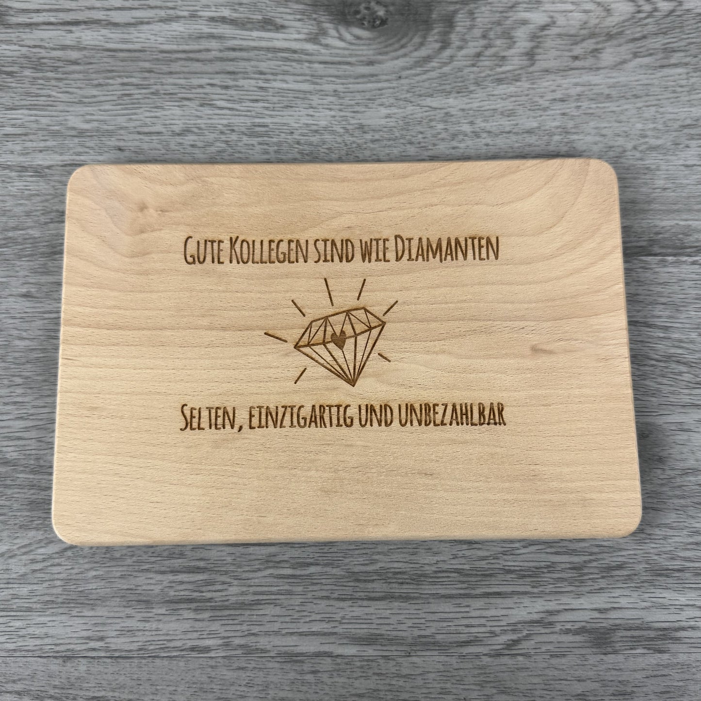 Frühstücksbrett aus Buchenholz, Kollegengeschenk, Geschenkidee für Kolleginnen Kollegen - Frontalansicht