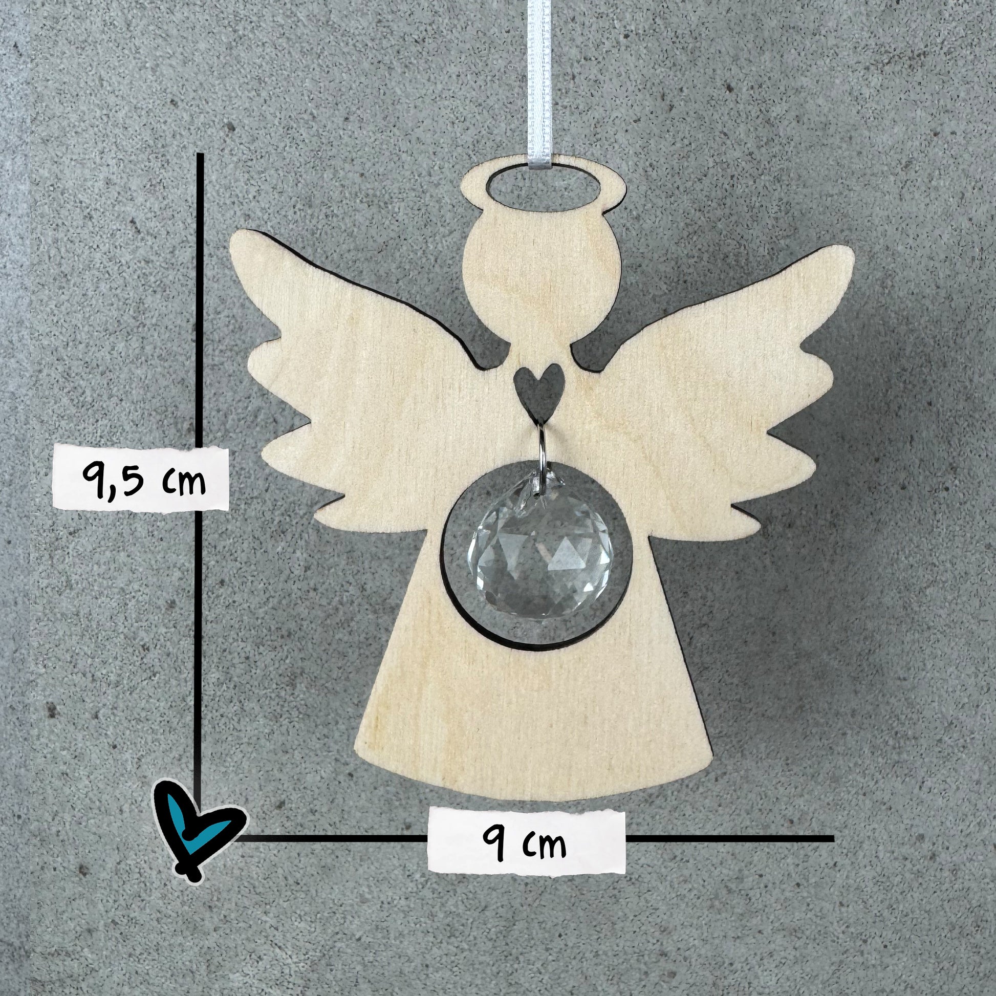 Holz Schutzengel mit Kristall in vollständiger Produktansicht mit Größenangabe (9,5 cm x 9 cm)