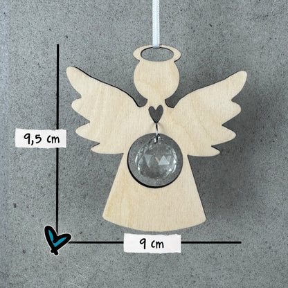 Holz Schutzengel mit Kristall in vollständiger Produktansicht mit Größenangabe (9,5 cm x 9 cm)