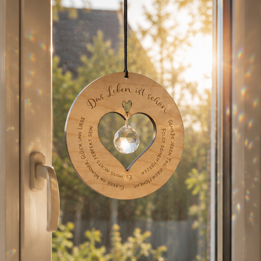 Kristallhänger aus Holz mit Herz und funkelndem Kristall als Suncatcher im Fenster – Fensterdeko und Geschenkidee von Deisterwerke aus dem Deister bei Barsinghausen.