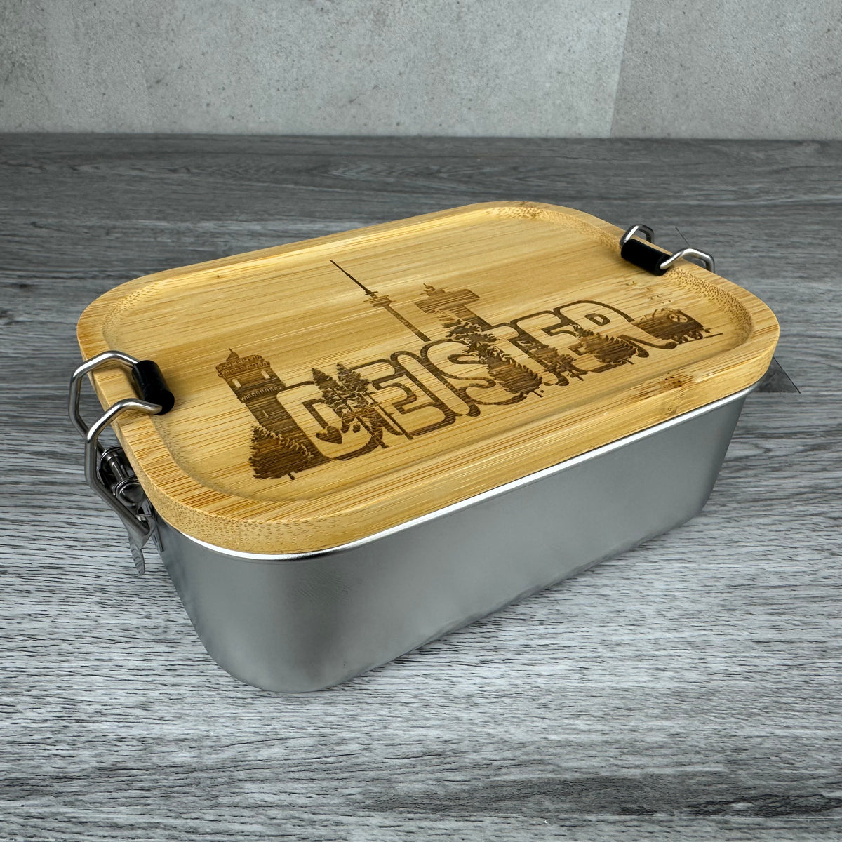 Brotdose Deister - Schräge Ansicht Edelstahldose und Bambusdeckel mit Gravur der Deister Landschaft - Geschenkidee für Heimatverbundene