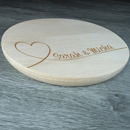 Graviertes Holzbrett mit Namen und Herz für Paare – Geschenkidee zur Hochzeit oder zum Valentinstag Design 3