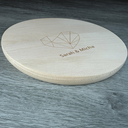 Schneidebrett im trendigen modernen Design mit geometrischen Herz und Namen graviert individuelles Geschenk