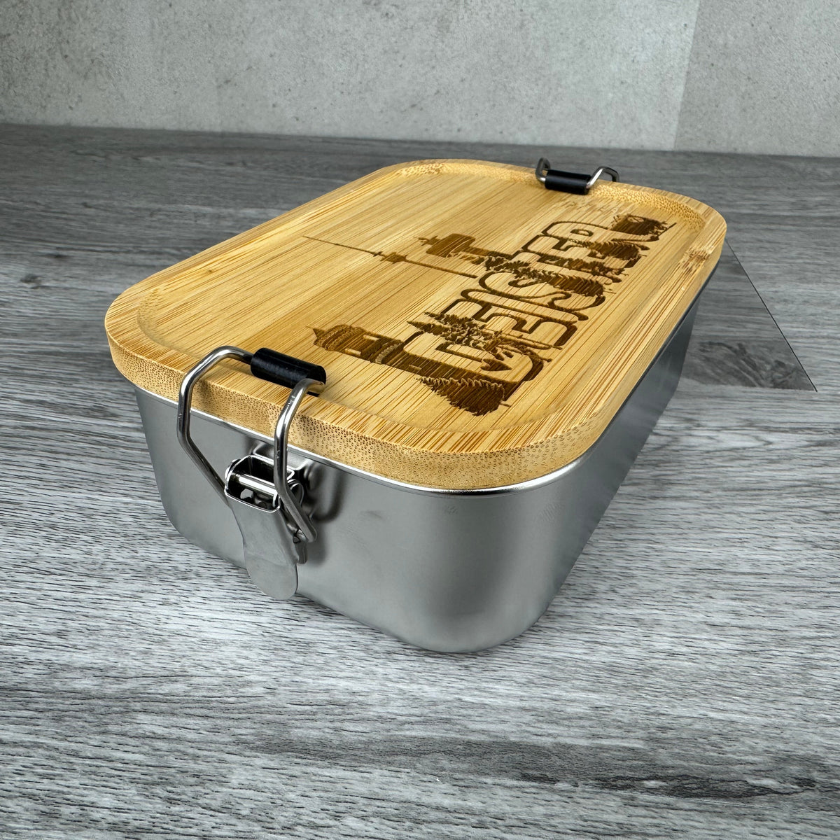 Lunchbox Deister - Seitenansicht Edelstahldose und Bambusdeckel mit Gravur der Deister Landschaft