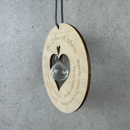 Seitenansicht - Runde Holzdeko mit Herz und Kristall für Fenster und Wohnraum