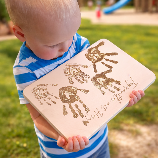 Geschenk Tagesmutter Handabdrücke der Kinder in Originalgröße auf Schneidebrett graviert - individuelles Abschiedsgeschenk