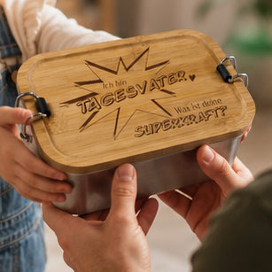 Tagesvater Geschenkidee - Brotdose aus Edelstahl mit Bambusdecke und Gravur des Spruchs "Ich bin Tagesvater - was ist deine Superkraft"