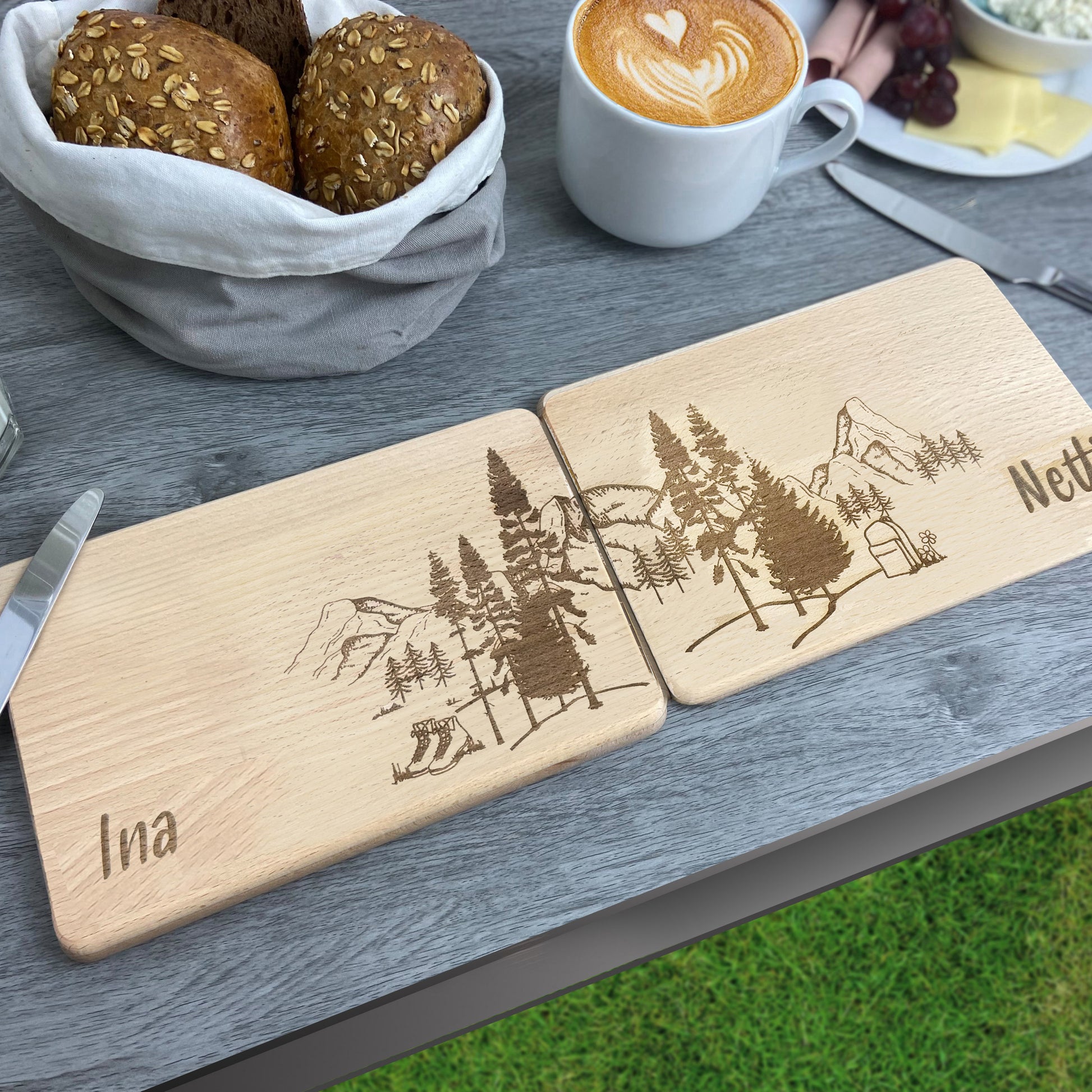Partnerbrettchen Wandern, Motiv mit Bergen und Wald, Wanderschuhen und Rucksack, mit Namen personalisiert - Geschenkidee für Paare, Freunde, Verliebte Wanderfreunde