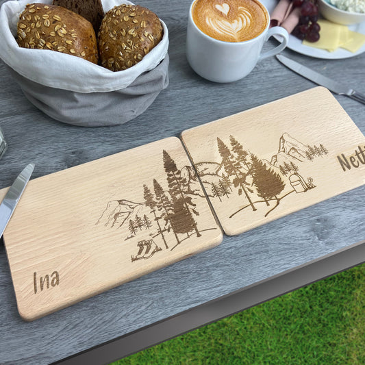 Partnerbrettchen Wandern, Motiv mit Bergen und Wald, Wanderschuhen und Rucksack, mit Namen personalisiert - Geschenkidee für Paare, Freunde, Verliebte Wanderfreunde