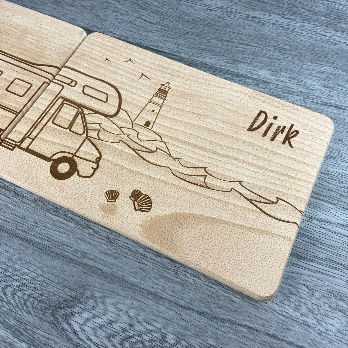 rechte Seite Ansicht Partnerbrettchen Wohnmobil mit Alkoven vor Leuchtturm, personalisiert mit Name