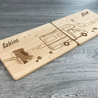 Schrägansicht Set Brettchen für Paare, Wohnmobil mit Alkoven und Meer im Hintergrund, Geschenkidee für Paar