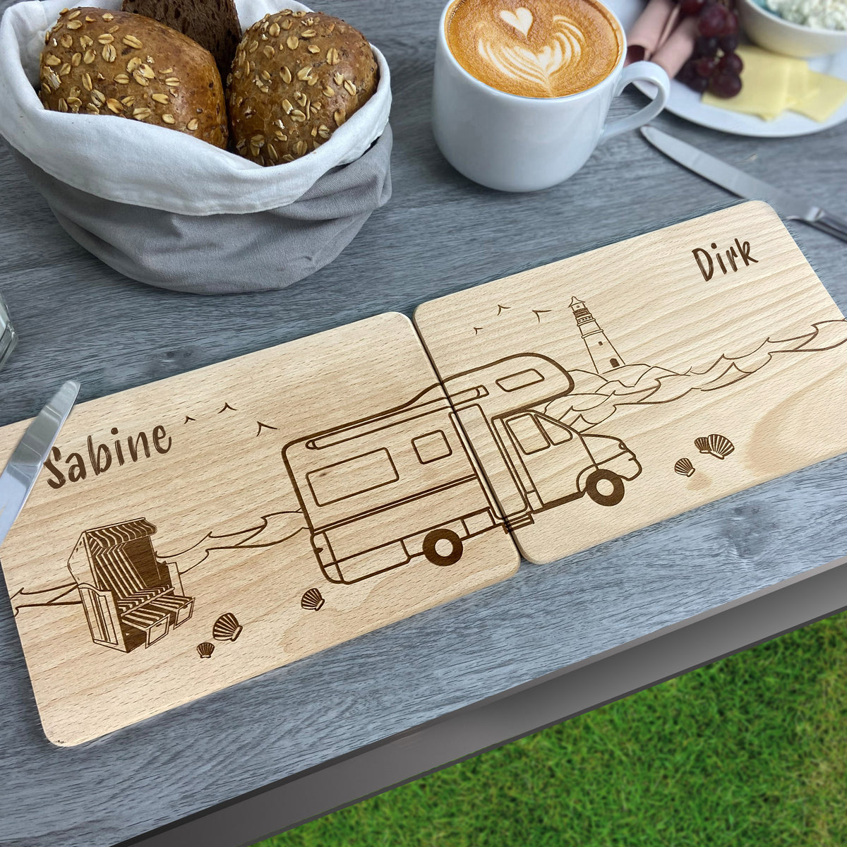 Personalisierte Partnerbrettchen 2er Set Wohnmobil mit Meer, Leuchtturm und Strandkorb im Hintergrund