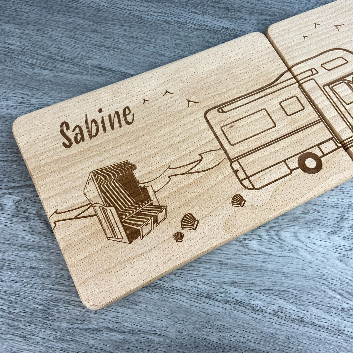 Linke Seite 2er Set personalisierte Brettchen mit Wohnmobil und Strandkorb am Meer, Geschenk für Camper