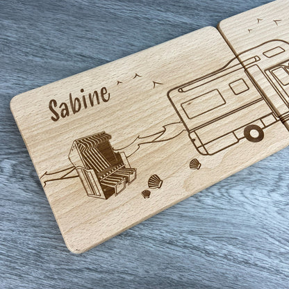 Linke Seite 2er Set personalisierte Brettchen mit Wohnmobil und Strandkorb am Meer, Geschenk für Camper