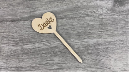 Video Blumenstecker in Herzform mit Gravur Danke von allen Seiten gezeigt - schöne Dekoration um Blumenstrauß oder Topfpflanze aufzuwerten