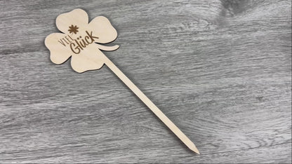 Video mit Detailansichten von allen Seiten des Blumensteckers in Kleeblattform mit Aufschrift Viel Glück