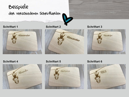 Brettchen mit Motiv und Name kleines Äffchen mit Herz in der Hand personalisiert dank individueller Gravur Affe Zootier Geschenkidee für Kinder zum Geburtstag Taufe Geburt Buchenbrett Holz verschiedene Schriftarten zur Auswahl Schriftarten Beispiele