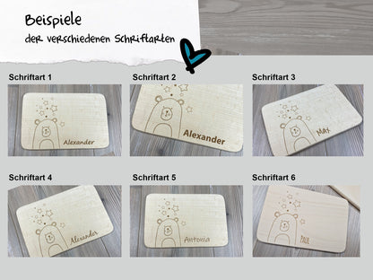 Schriftbeispiele Bär mit Sternen Brettchen mit Motiv und Name personalisiert dank individueller Gravur Braunbär Teddybär Geschenkidee für Kinder zum Geburtstag Taufe Geburt Buchenbrett Holz verschiedene Schriftarten zur Auswahl