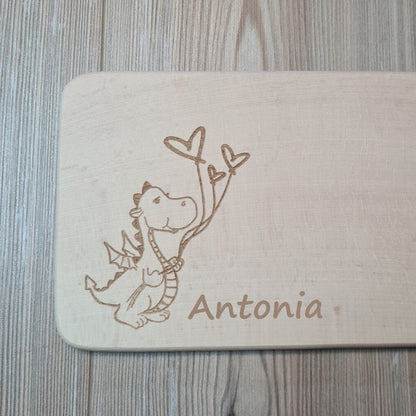 Brettchen Drache mit Name personalisiert Frühstücksbrettchen Buche Brett Schneidebrett Kinder individuelle Gravur auf Holz Geschenkidee zum Geburtstag Geschenk zur Geburt Weihnachtsgeschenk personalisierbar Kindermotiv Detail