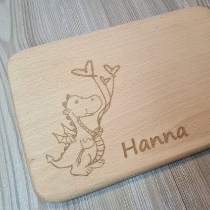 Brettchen Drache mit Name personalisiert Frühstücksbrettchen 22x15 cm Buche Brett Schneidebrett Vesperbrett Kinder individuelle Gravur auf Holz Geschenkidee zum Geburtstag Geschenk zur Geburt Weihnachtsgeschenk personalisierbar Kindermotiv Detail