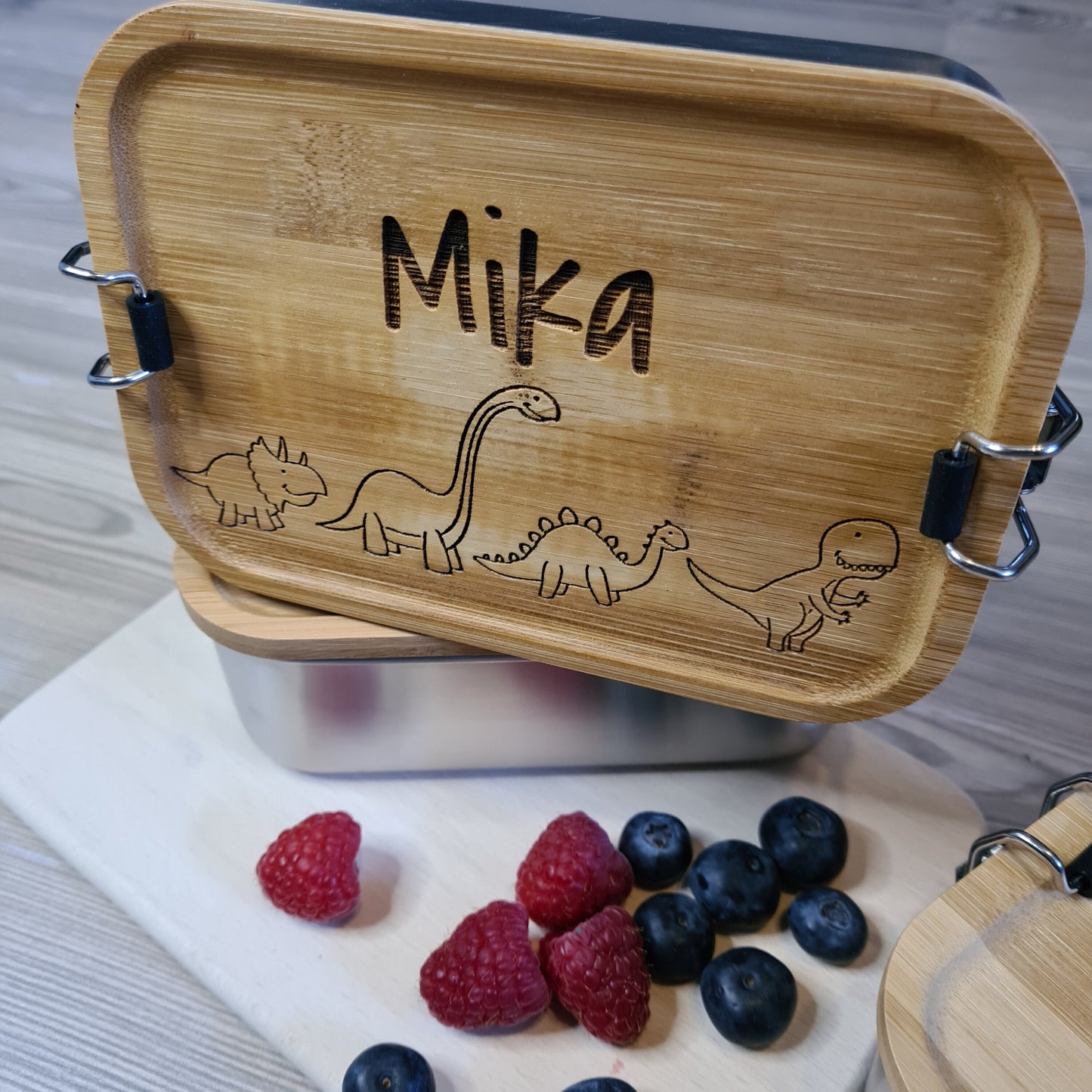 Lunchbox "Dinos" - mit Name personalisiert - aus Edelstahl mit Bambusdeckel