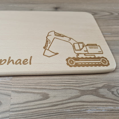 Bagger Brettchen mit Motiv und Name personalisiert dank individueller Gravur Baustelle Baustellenfahrzeug Geschenkidee für Kinder zum Geburtstag Taufe Geburt Buchenbrett Holz verschiedene Schriftarten zur Auswahl