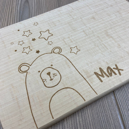 Detailansicht Bär mit Sternen Brettchen mit Motiv und Name personalisiert dank individueller Gravur Braunbär Teddybär Geschenkidee für Kinder zum Geburtstag Taufe Geburt Buchenbrett Holz verschiedene Schriftarten zur Auswahl